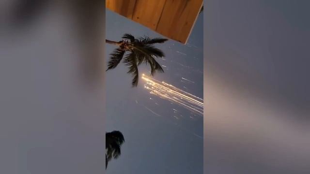 Горящие обломки взорвавшейся ракеты Starship пролетели в небе над США