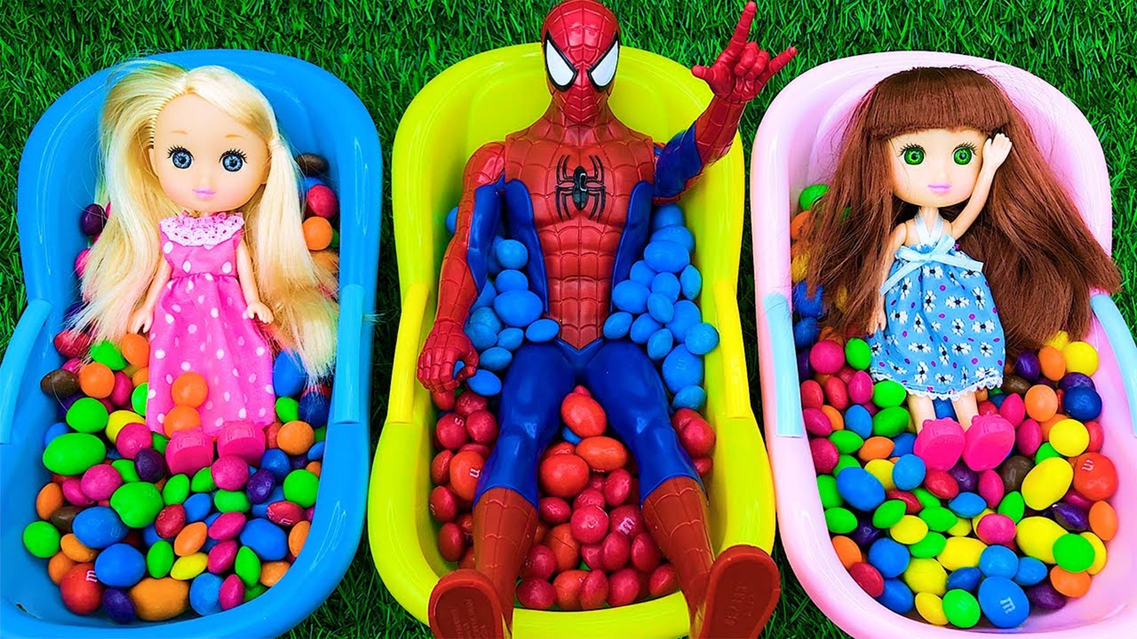 Смешивание разноцветных конфет M&M's в ванной с Человеком-пауком и куклами. Нарезка ASMR