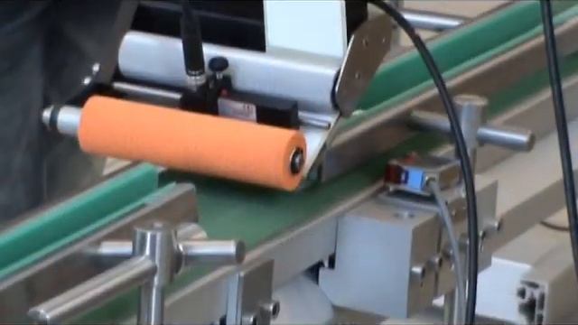 Нанесение П-образной этикетки на три поверхности