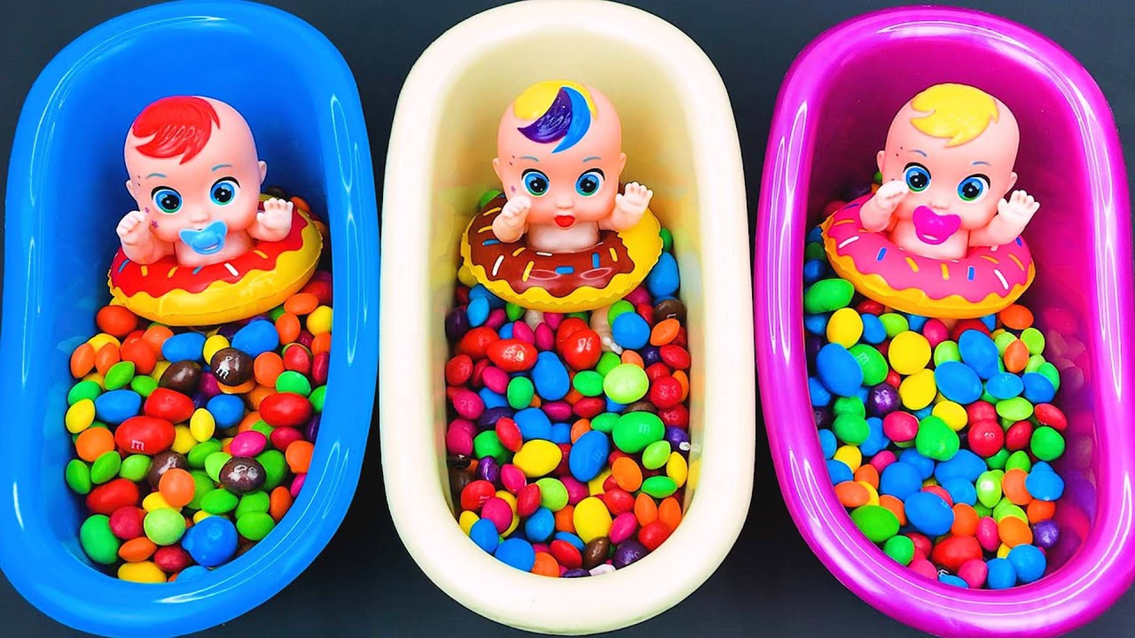 Разноцветные ванны и 3 Волшебные куклы Смешивают конфеты Skittles и Asmr Candy M&M's