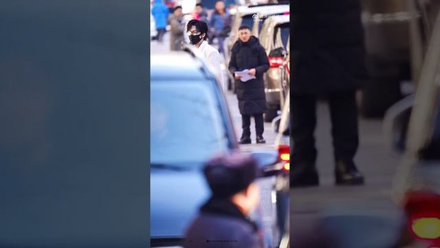 Лю Юйнин приехал на третью репетицию Новогоднего гала-концерта 17.01.2025 cr. 摩羯座·刘宇宁0108