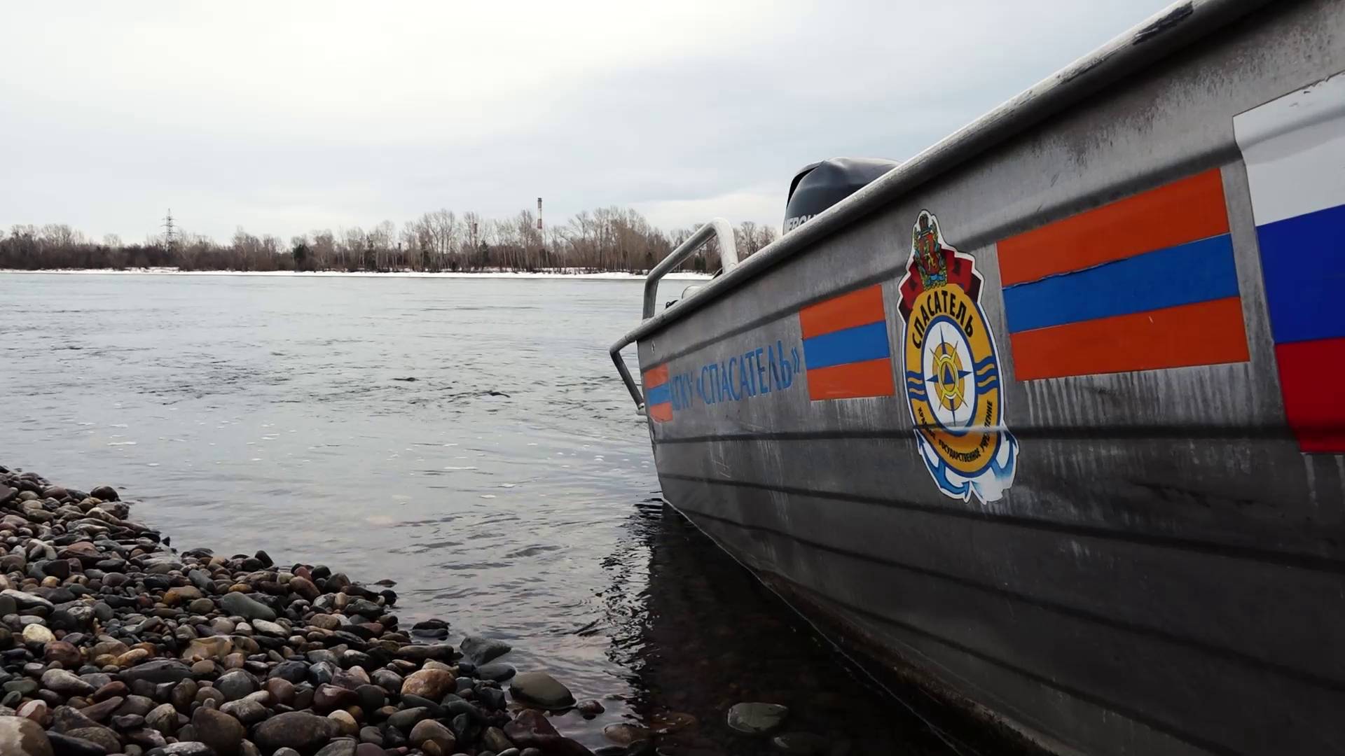 КРАСНОЯРЕЦ СУТКИ ПРОВЁЛ НА «ОТРЕЗАННОМ» ВОДОЙ ОСТРОВКЕ