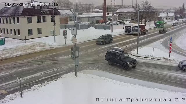 Наглый водитель грубо подрезал автобус в Южно-Сахалинске