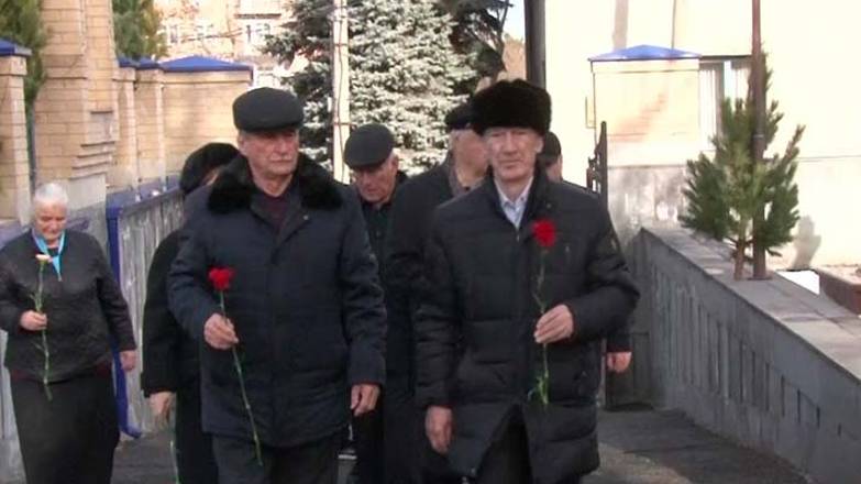 К могиле Соломона Таутиева возложили цветы