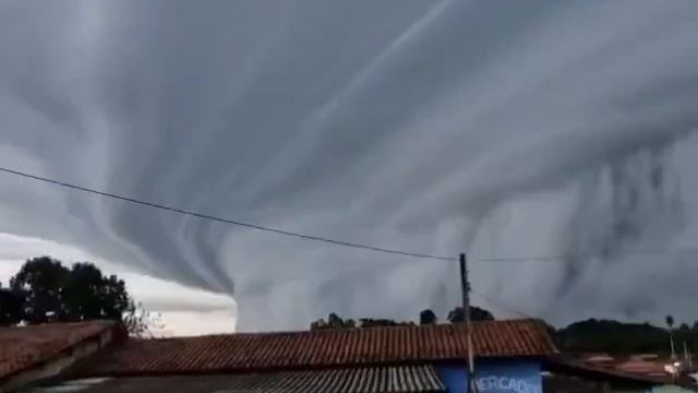Огромная грозовая туча накрывает бразильские города, создавая ужасающие эффекты.