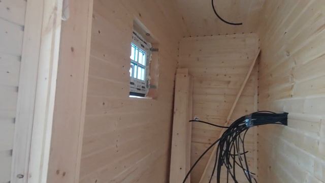 Обзор строительства каркасного дома 6х6 в 1.5 этажа с панорамными окнами террасой и крыльцом.