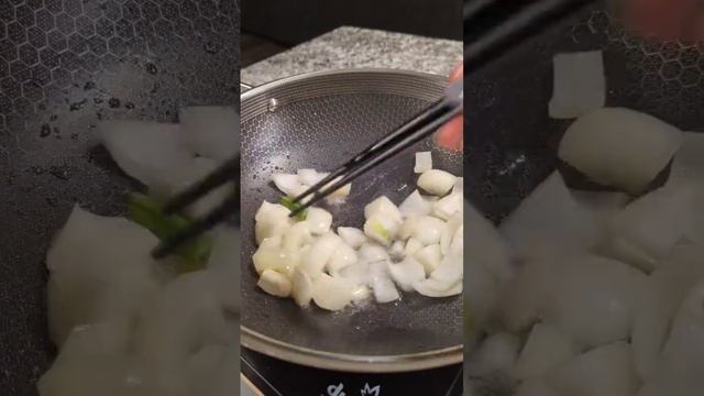 🔥 How to clean out that fridge 😃 Easy fried rice 🤤 #howto #kitchentips #friedrice #shorts #eat