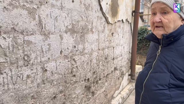 "Всё валится-дуется": керчане жалуются на протекающую крышу и "уставший" фасад