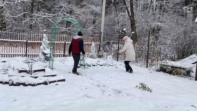 Планирую грядки на новый сезон, первый снег на даче