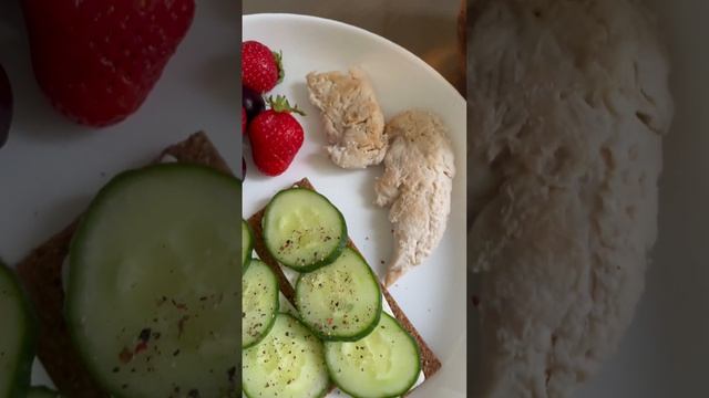 Сегодня мой завтрак выглядел так☺️ На хлебцах под огурчиками сыр Фетакса. Было вкусно и красиво!