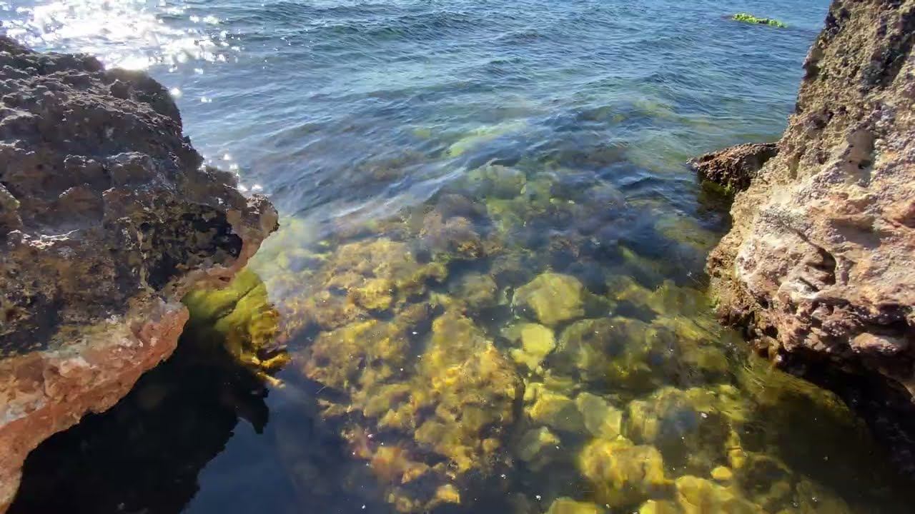 Небольшие морские волны вблизи, Солнечная дорожка, шум моря, красивые камушки