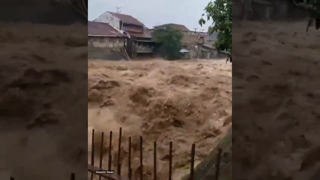 Наводнение из-за сильных осадков в Бандар-Лампунге региона Суматра, Индонезия 🇮🇩 (17.01.2025)