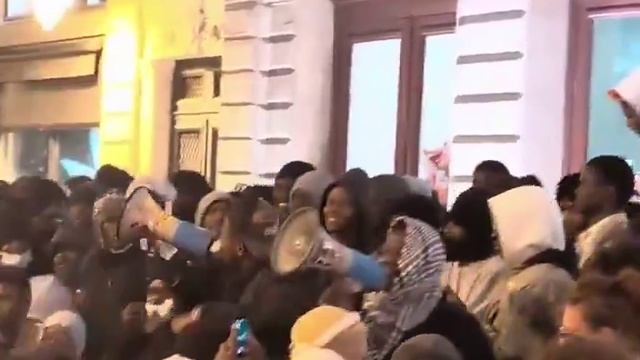 Театр в Париже оказался на грани банкротства после того,как его помещения оккупировали мигранты