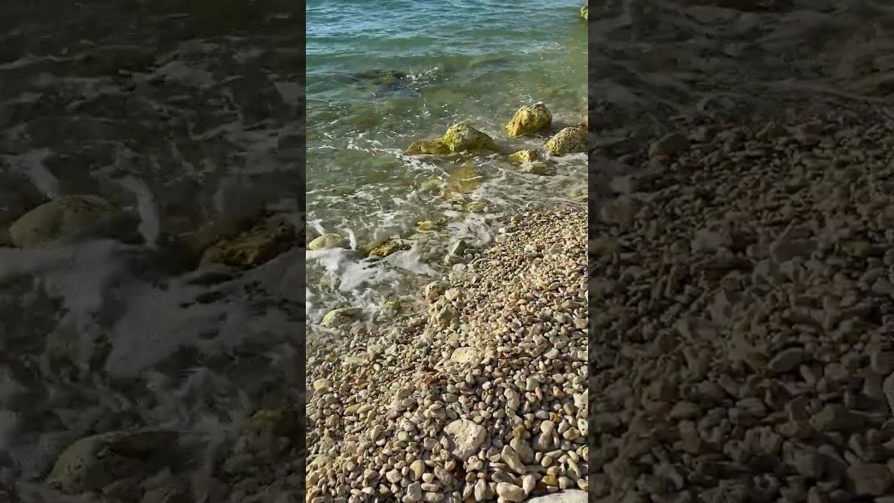 Берег Моря в солнечный день с прозрачной водой, с камушками, с морским шумом #beach #waves #sea