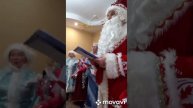 Пришел Дед Мороз со Снегурочкой.