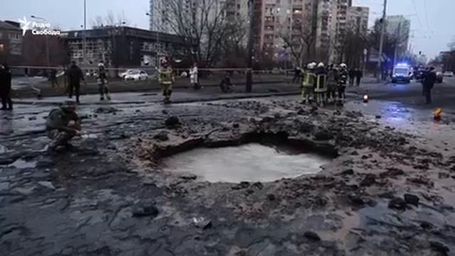 В центре Киева взорвалась наша ракета. Перебит водовод. Вода смывала припаркованные машины. Досталос