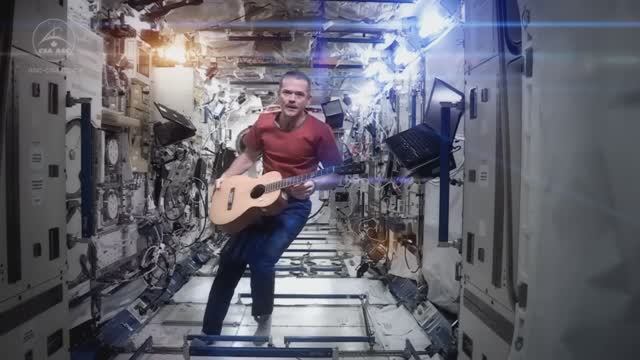 Chris Hadfield - Space Oddity (David Bowie cover)