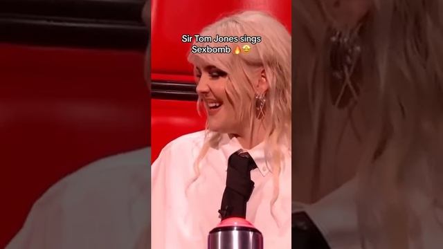 Сэр Том Джонс поет песню Sexbomb