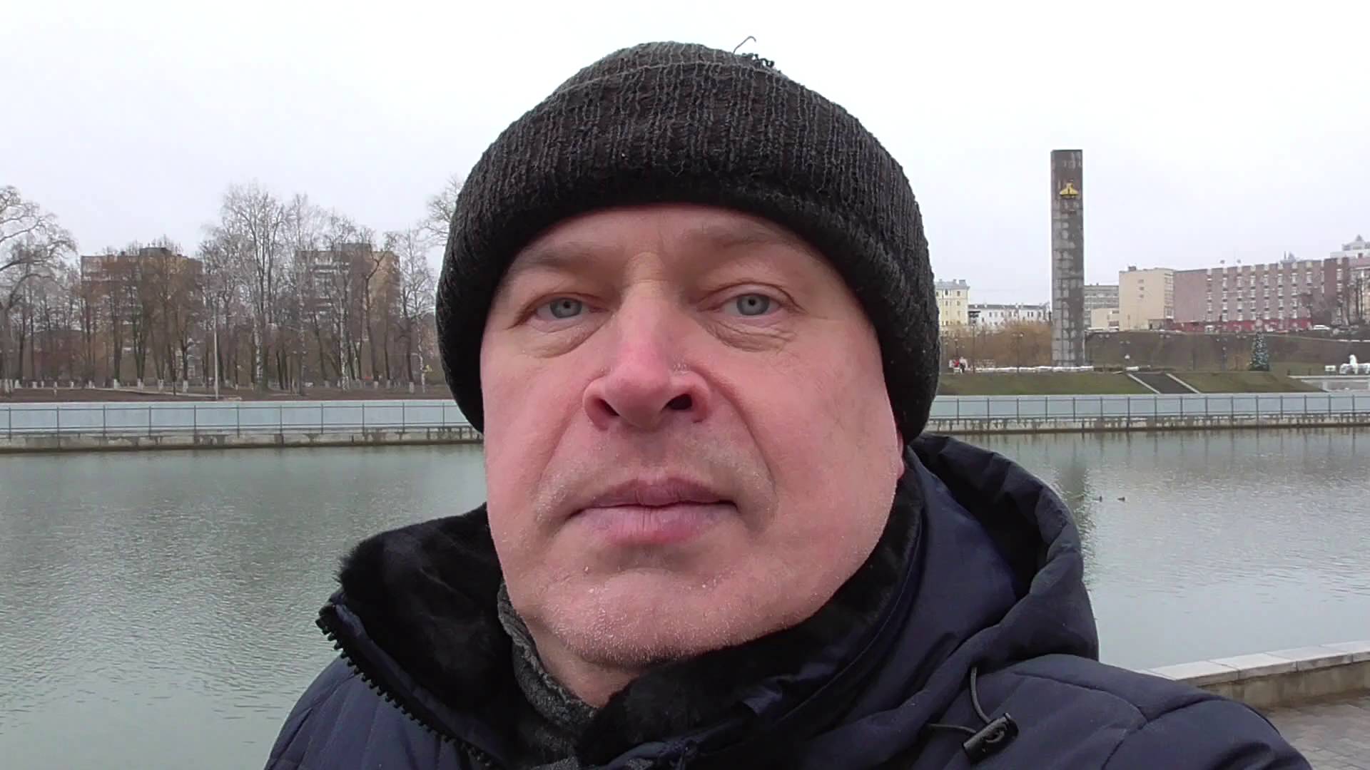 Я на набережной, январь 2025 год. В городе Орле тёплая зима. Река Ока, на том берегу стела и ёлка
