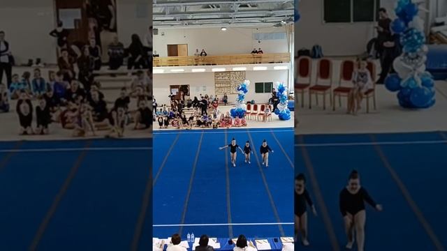 Спортивная акробатика. Первые соревнования.