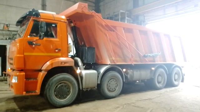 Водитель доволен установкой полога на самосвал. Изготовление пологов, установка.