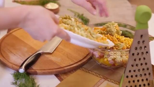 Итальянский салат с ветчиной, сыром и овощами
