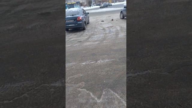 Кто то потерял наушники беспроводные в белом чехле около севера