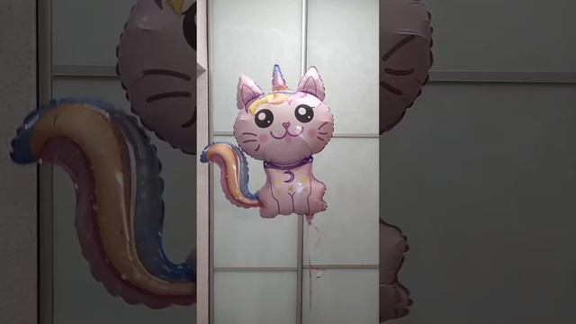 Шар фигура котенок-единорог розовый
Котенок-единорог шар с гелием
Розовый фольгированный шар котенок