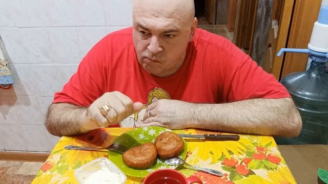 Мукбанг. Суп харчо, пирожки, домашняя сметана и морс.Как курили в СССР.