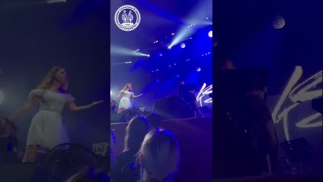 Момент нападения фанатки на певицу МакSим во время концерта певицы в Екатеринбурге