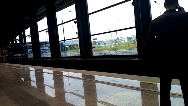 Поезд Метро Номерной стоит на новой станции Потапово в Москве // 12 октября 2024 года
