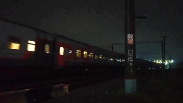Проезд ЭП2К-145 с поездом №41/42  Великий Новгород - Москва под мостом Александра Корсунова .