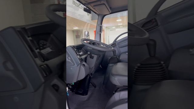 Interior Chevrolet NHR modelo 2023 (dos versiones)
