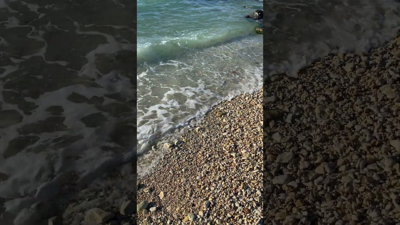 Берег Моря с небольшими волнами и морским шумом волн с камушками