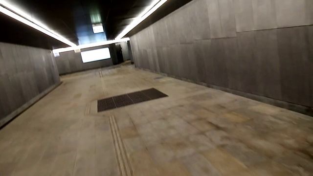 Проход на улицу через выход номер 3 с новой станции метро Потапово в Москве // 12 октября 2024 года