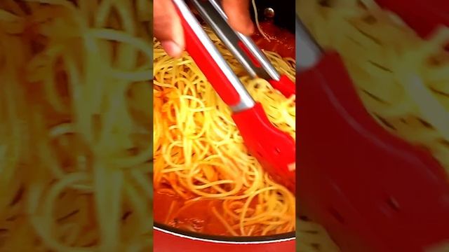 Garlic Parmesan Cheese Tomato Spaghetti Sauce Quick Dinner #shorts #pasta