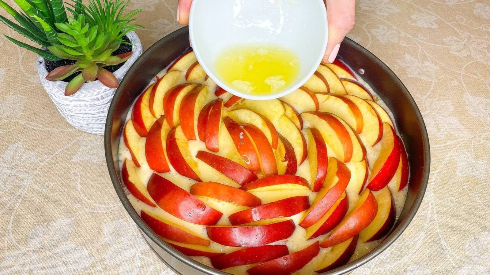 Шарлотка пышная! Вкусно и красиво!