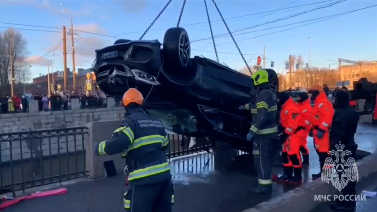 Автомобиль пробил ограждение на набережной Обводного канала и упал в воду: видео