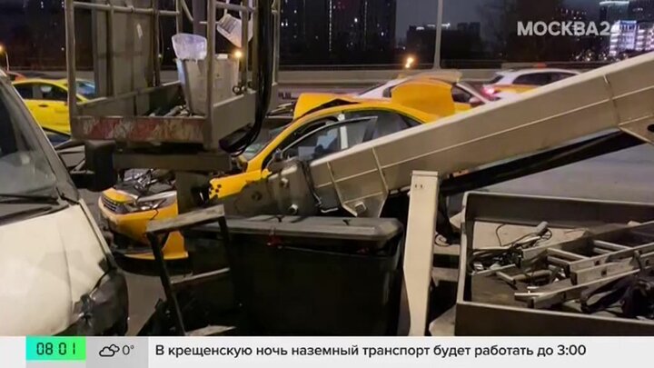 Такси и "Газель" столкнулись на Автозаводской улице в Москве в ночь на 18 января