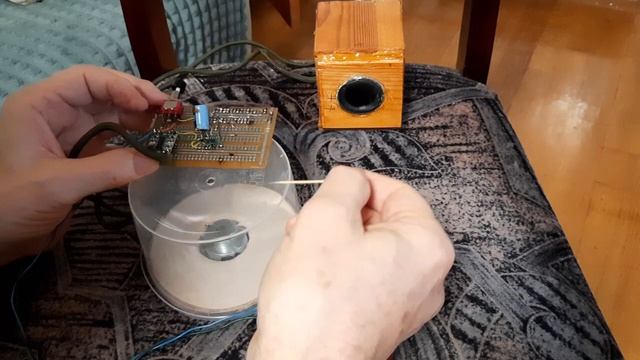 Эффект усиления нижних частот диэлектриком со статическим зарядом.