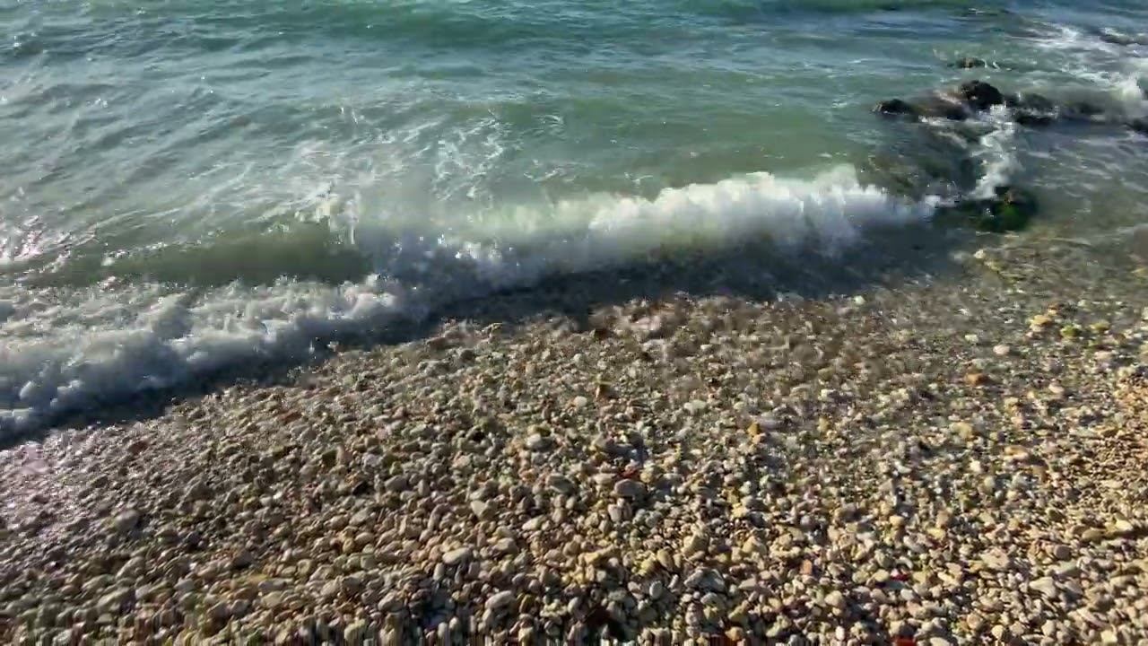 Берег Моря с небольшими волнами и морским шумом волн