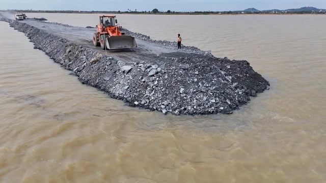 Строительство, очередня засыпка дороги на озере