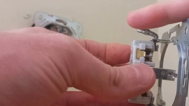 Выпадает РОЗЕТКА из стены Сделай так и забудь. Как Укрепить розетку в стене