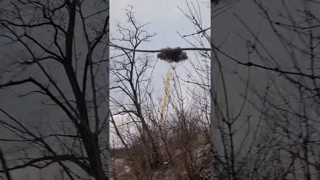 Русские штурмовики сбили метким выстрелом еще один украинский fpv-дрон.