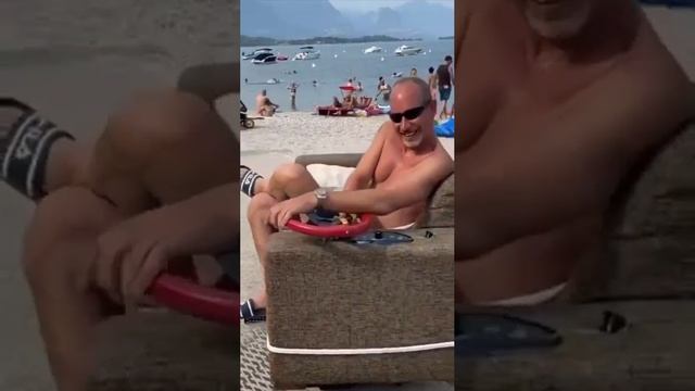 на море со своим диваном