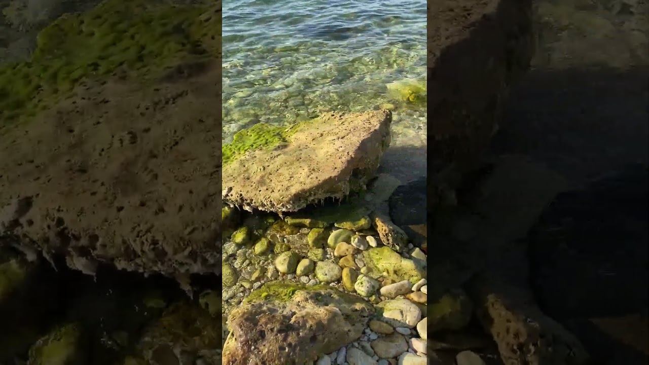 Небольшой ветер. Прозрачные волны ласкают каменистый берег #море #sea