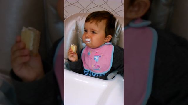 Рома кушает бутерброд с маслом и сыром🍰🍴🐵