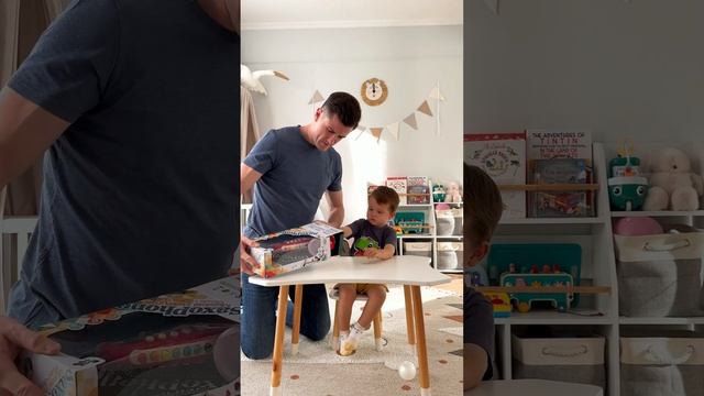 Распаковка игрушечного саксофона на английском языке