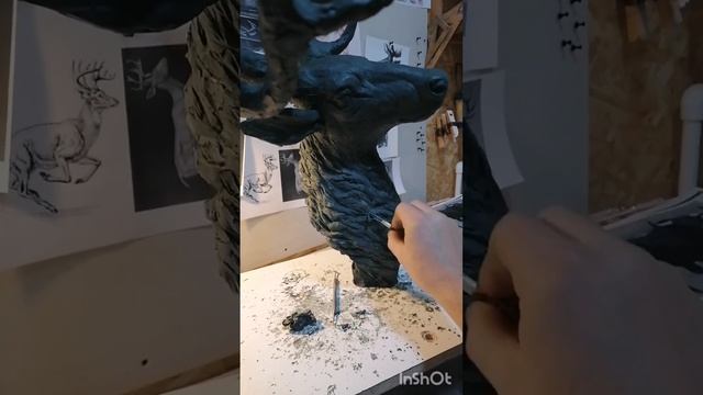 Скульптура олень