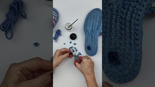 Даю вторую жизнь вязанным тапочкам